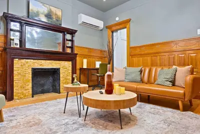 Image de 1 Min to Subway: King Bed, Luxe Airy Space + Patio