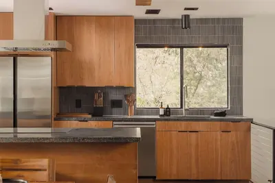 New! Remodeled Modern Creekside, 30min from Yosemite