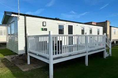 Image de Beautiful 8 berth caravan with decking at Naze Marine Holiday Park ref 17344br