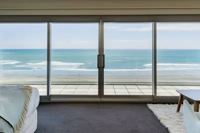 Image de Clifftops - A beachfront holiday home in Oakura Beach