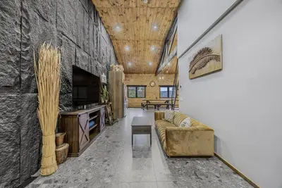 Image de 3 Bedroom Waterfront Oasis / Water Toys!