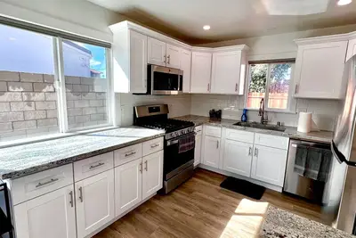 Image de Lake It Easy Beach Retreat! Family Friendly 2-Bedroom Home Steps to Downtown Fun