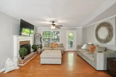 Image de What a lovely and peaceful townhome in the charming city of Smyrna, Georgia!