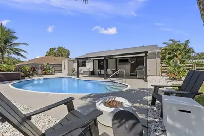 Image de Lush | Tropical | Modern Home w/ Heated Pool & Spa