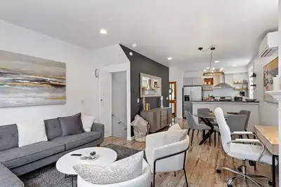 Image de Lux Modern Townhome – Parking + Pets  Easy Fifa