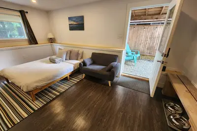 Image de Cozy, central and private basement suite