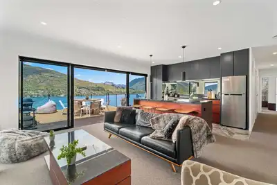 Image de Charming Lakeview Home with Remarkable Views!