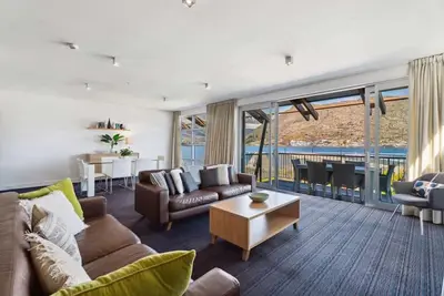 Image de Beautiful Lakefront 2 Bedroom Marina Apartment 203