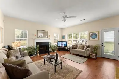 Image de Large Lithonia Home With Office