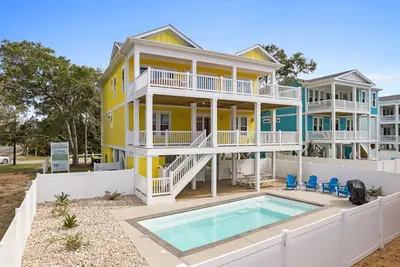 Image de Elegant 6-Bedroom Custom Home with Private Heated Pool, Easy Beach Access