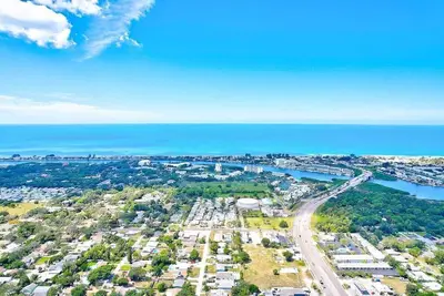 Image de Charming Coastal Getaway Only 2 Minutes To The White Sand of Indian Rocks Beach!