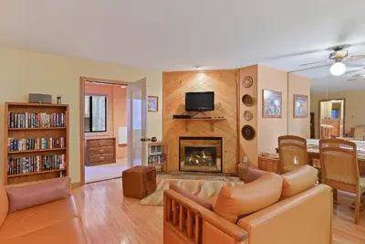 Image de Walk to Lifts | Cozy Condo | Fireplace | Gold Dust E1