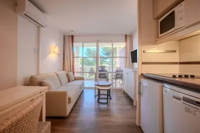 Image de Studio 'Cap Esterel' avec vue sur la montagne, piscine partagée et climatisation