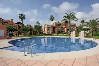 Image de Appartement 'Casares Del Sol' avec vue sur la montagne, piscine privée et climatisation.