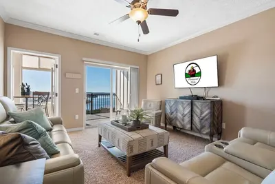 Image de Spacious lake view condo for 8, near popular attractions! Ticket & Golf Deals! !