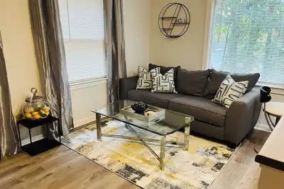 Image de Spacious 2-bedroom, 1 bathroom Basement Apartment near Braves Stadium