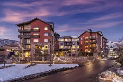 Image de \n\"Charming 1-Bedroom Condo at Club Wyndham Avon: Enjoy WiFi, Ac, and a Fitness
