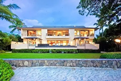 Image de Welcome to Hale I'a U'i- a stunning oceanfront escape where luxury meets Aloha.