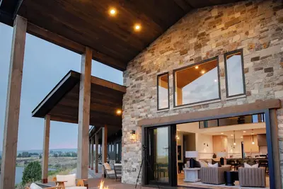 Image de Zen Drift Yoga & Flyfishing Lodge on the Famous Henry's Fork River.