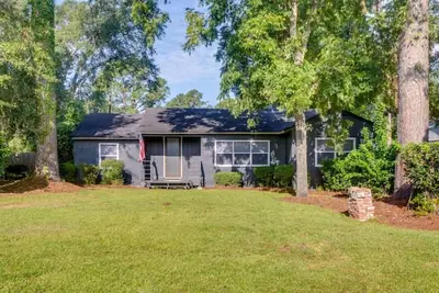 Image de Charming Retreat with a Fully Equipped Kitchen, Deck, and Easy Access to Parks