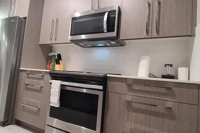 Image de Spacious basement unit right across family park, 5 mins from airport