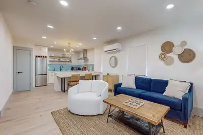 Image de Beautiful beach home with balcony - tropical vibe vacation awaits