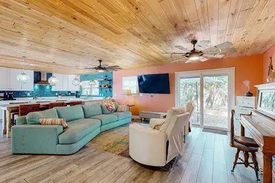 Image de Coastal home with private, heating optional pool, game room, and internet