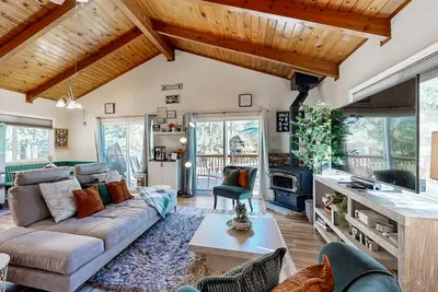 Image de Beautiful home with wraparound deck, fireplace, and pool access