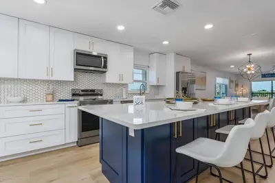 Image de 2 Bed, 2 Bath Fully Renovated Penthouse Condo with Amazing Views