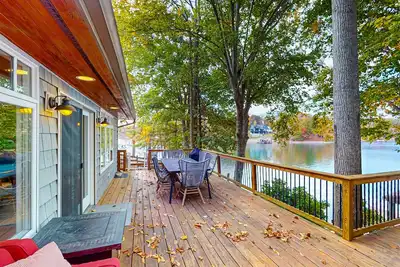 Image de Spacious pet friendly Cottage with balcony, dock, and hot tub