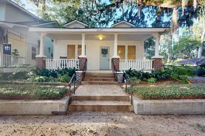 Image de Charming historic dog friendly cottage with fenced backyard