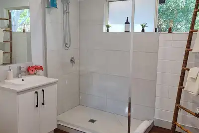 Image de Tranquil Space in newly renovated Cottage in Cooroibah