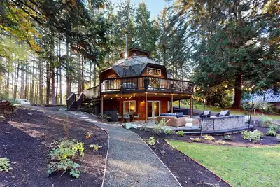 Image de Unique waterfront home with sauna, hot tub, and washer & dryer