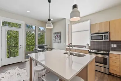 Image de New Listing Waterfront, 3 bedroom, 2. 5 bath condo, next to Whitefish City Beach