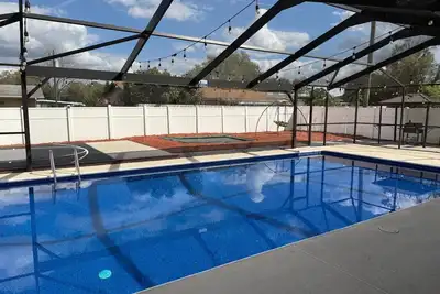 Image de 5 Br home with large patio, pool & outdoor family fun - 7 mins to Legoland!