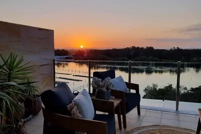 Image de Regatta 19 - Top Floor Luxury. Spectacular Water Views, Breathtaking Sunsets