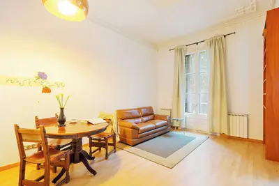 Image de Découvrez Barcelone depuis cet appartement de deux chambres à la fois confortable et chic, niché dans le quartier animé de l'Eixample.