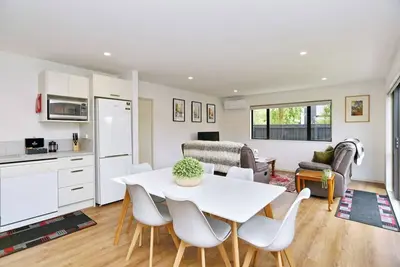 Image de Brand-new, townhouse - walking distance to Westfield Mall