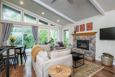 Image de Book a Summer Getaway Today! Townhome with Summertime Community Pool and Fireplace!