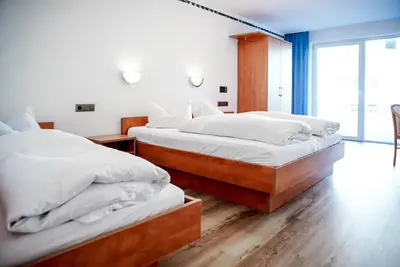 Image de Comfortable and versatile room -perfect for relaxation, work and exchange