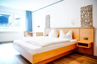 Image de Comfortable and versatile room -perfect for relaxation, work and exchange