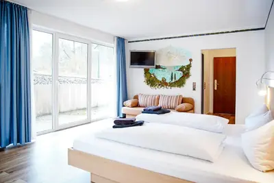 Image de Comfortable and versatile room -perfect for relaxation, work and exchange