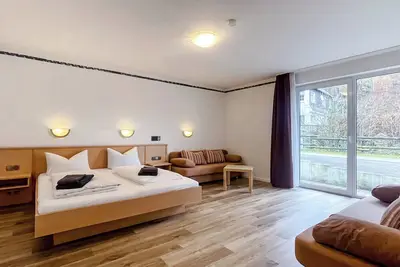 Image de Comfortable and versatile room -perfect for relaxation, work and exchange