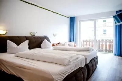 Image de Comfortable and versatile room -perfect for relaxation, work and exchange