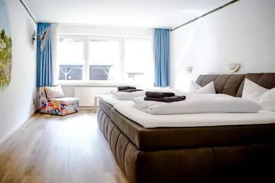 Image de Comfortable and versatile room -perfect for relaxation, work and exchange