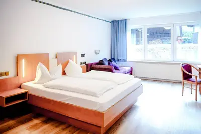 Image de Comfortable and versatile room -perfect for relaxation, work and exchange