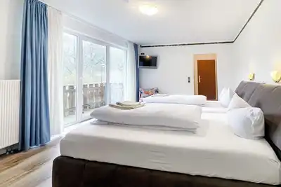 Image de Comfortable and versatile room -perfect for relaxation, work and exchange