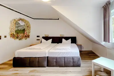 Image de Comfortable and versatile room -perfect for relaxation, work and exchange
