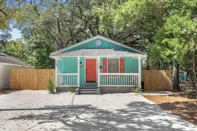 Image de * New In-ground pool<br>* Dog Friendly! <br>* 4 miles to Nas, 10 miles to Pensacola Beach<br>* 3 Bedrooms- King, Queen & Full Bed<br>* Astro Turfed Yard<br>* Washer & Dryer <br>* Smart TVs in Living Room & Primary Bedroom<br>* Outdoor Grill<br>* 3 Car