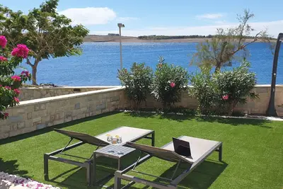 Image de A beautiful two-story apartment located directly by the sea